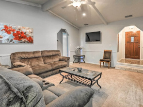 Granbury Getaway w/ Lake Views: 2 Mi to Downtown!