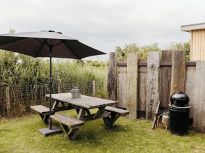 Tiny Holiday Home for 2 With Picnic Table