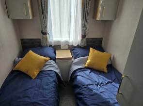 3 Bed-sleeps 8-free Parking-5 Min to Beach