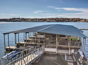 Lakefront Retreat: Prime Osage Beach Location!