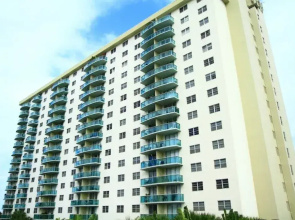 1 Bedroom +den Bay View Or620
