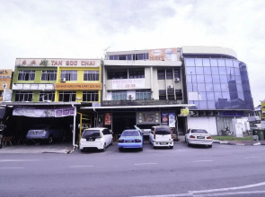 OYO 44017 L & C Premium Stay