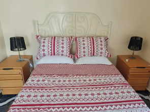 4 Bed House Sleeps 8 - Garden and Pets Welcome