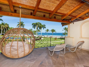 Luxury Ocean Front 2 BR and 2,5 baths for 6 Villa at the Palms Flamingo!