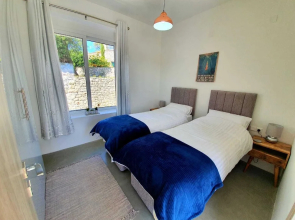 Villasleeps10-garden-freeparking-pool-ac