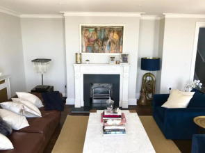 Marina Retreat - Stunning 4 bedroom, 3 bathroom house with harbour views!