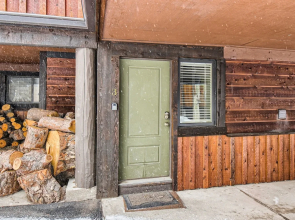 Spacious Mill Run 3 Townhouse Close to City Attractions by RedAwning