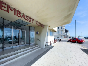 Deco Seafront - Seafront Apartment - Sleeps up to 6