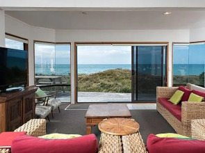 The Blue House - Papamoa Holiday Home