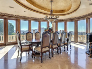 Grand 9,000-sq-ft Estate! Luxurious Socal Getaway