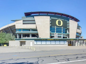 Pet-friendly Home w/ Yard, 2 Mi to Autzen Stadium