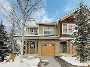 Classy W/ Private Hot Tub & Garage 3 Bedroom Condo