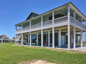 Steps to Coast: Bolivar Peninsula Beach House!