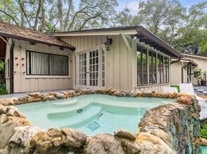 The Writers Retreat Lush Garden With Pool