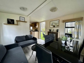 Residence With a Spacious Garden Located in a Child-friendly Park