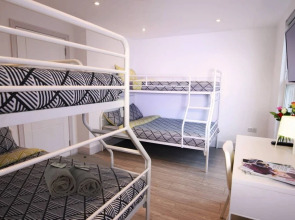 Modern Sea Front Apartment Sleeps 10