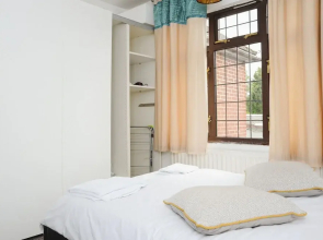 Room in Guest Room - Beautiful Big Room in Coventry