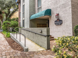 Harbour Town at Sea Pines Spacious 3 Bedroom 3 Condo by RedAwning