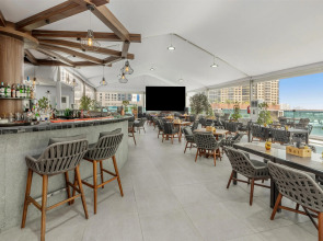 Отель Radisson Blu Hotel, Dubai Canal View