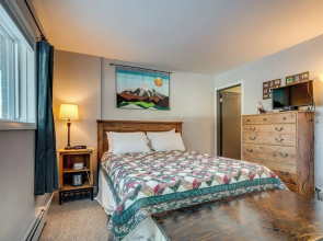 7 Mi to Ski Resort: Dillon Condo w/ Mtn Views