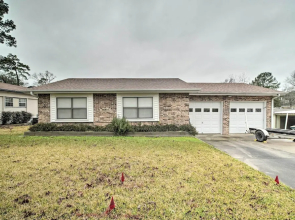 Lake Livingston Hideaway w/ Dock + Gas Grill!