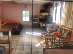 Full House Hostel