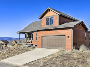 Ski-in/out Granby Home w/ Gas Grill & Fire Pit!
