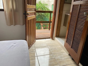 Suítes aconchegantes com piscina e praia