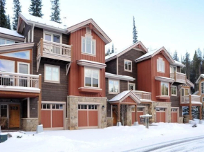 Private 2 Bedroom Townhome Located in East Keystone With Access to a Firepit, Hot Tub, and Billiards