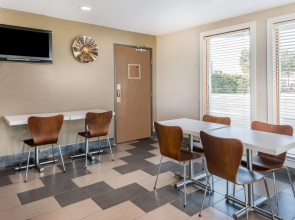 Super 8 by Wyndham Okawville