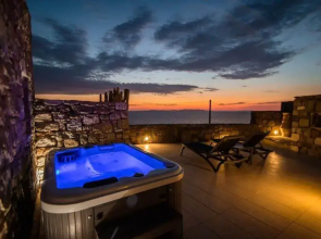 Romantic Mykonian Oasis Suite w Jacuzzi