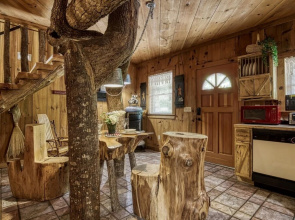 Er69 - Rachel's Tree House - Great Location. Close To All The Action! 1 Bedroom Cabin by RedAwning