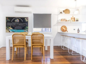 Nothling Street Beach House - Walk to Moffat Beach, Play, Dine & Surf