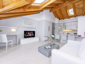 Blu Lake Apartment on Ghiffa Beach
