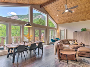 Breathtaking Views: Unique Chimney Rock Cottage!