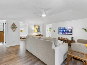 4 Mi to Dtwn: Jensen Beach Cottage
