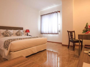 Den Long Do Hotel & Restaurant