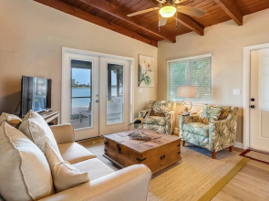 Bay Front Duplex 2br, Fishing Dock - Walk to Beach!