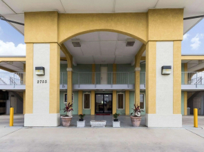 Econo Lodge Inn & Suites San Antonio near Frost Bank Center