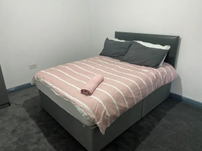 Room in Guest Room - Bright big Room in Coventry