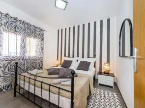 Beautiful Apartment in Zdrelac With Wifi, 2 Bedrooms and Outdoor Swimming Pool