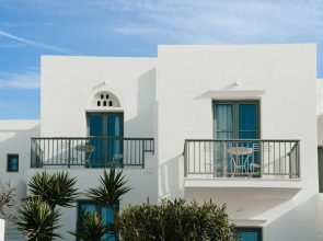 Mr & Mrs White Tinos