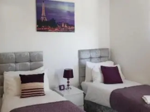 Jo Cherrydown - Lovely City Centre Serviced Flat