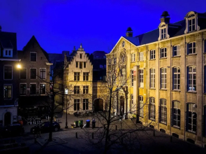A place - Vrijdagmarkt 1