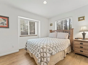 Sierra Mountain Lodge 3 Bedroom Home by RedAwning