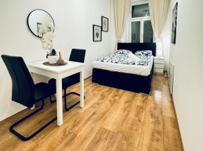 5BR Apartment for 10 Near Alterlaa