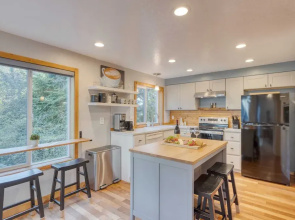 Royal Canoe by Avantstay Walk to the Shore + Cozy Fireplace