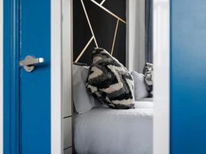 City Centre Studio 7 with Kitchenette, Free Wifi and Smart TV by Yoko Property