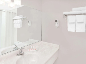 Super 8 by Wyndham Morton Grove/Chicago