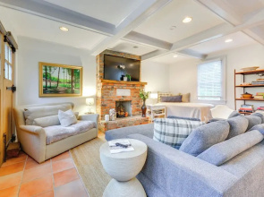 Walk to Main St: Historic High Point Carriage Home